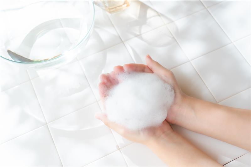 泡を手でもった写真