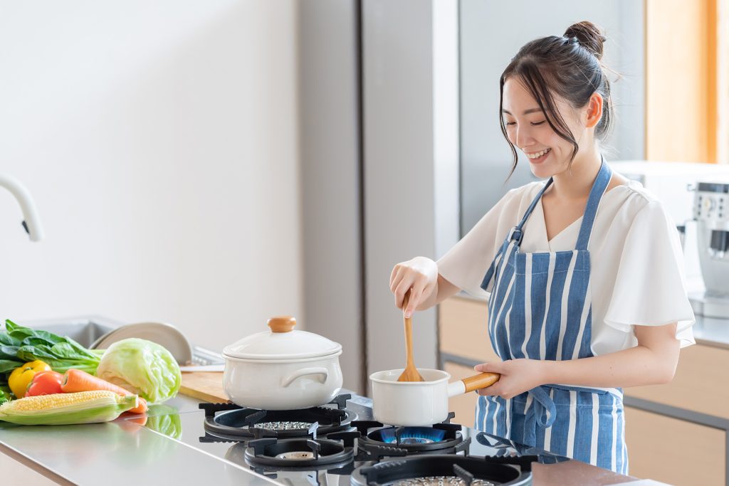 料理をする女性