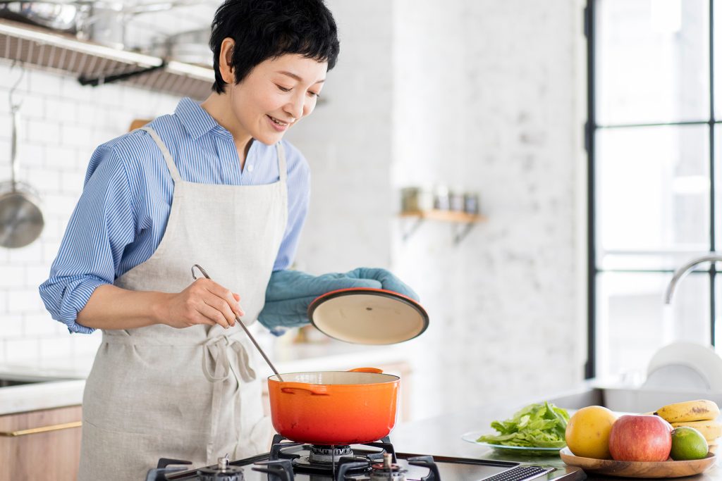 料理をする女性