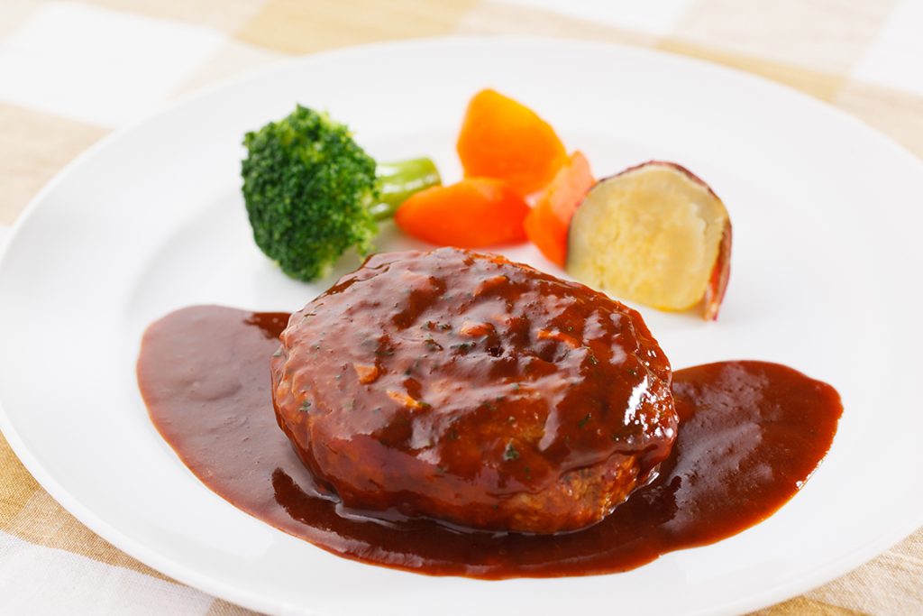 皿に乗ったハンバーグ