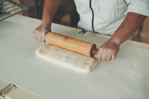 パン生地を伸ばす様子