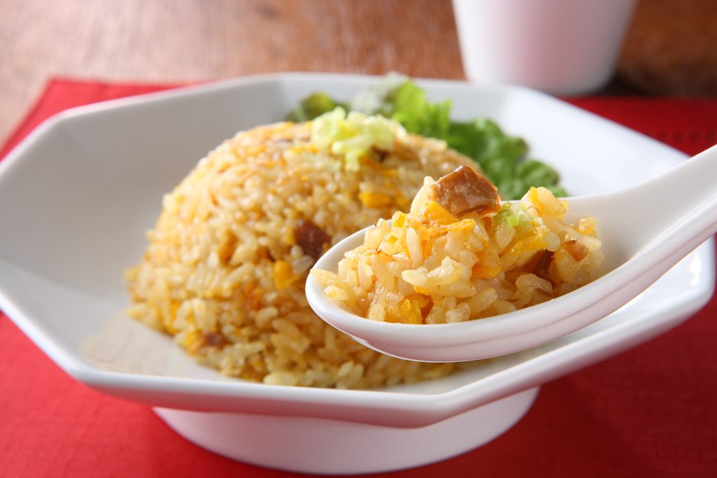 レンゲと皿に乗ったチャーハン