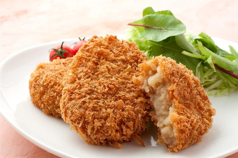 皿に乗ったコロッケ